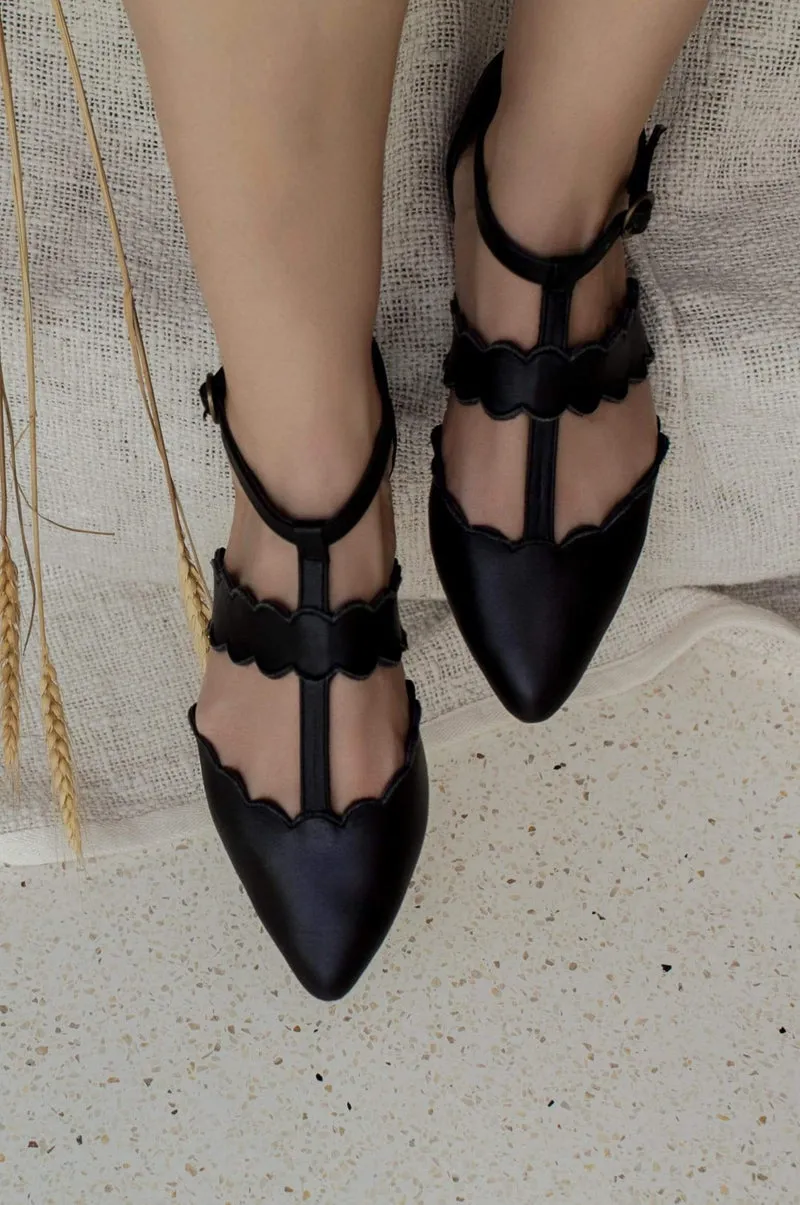 Gardenia Pointy Toe Leather Flats in Black