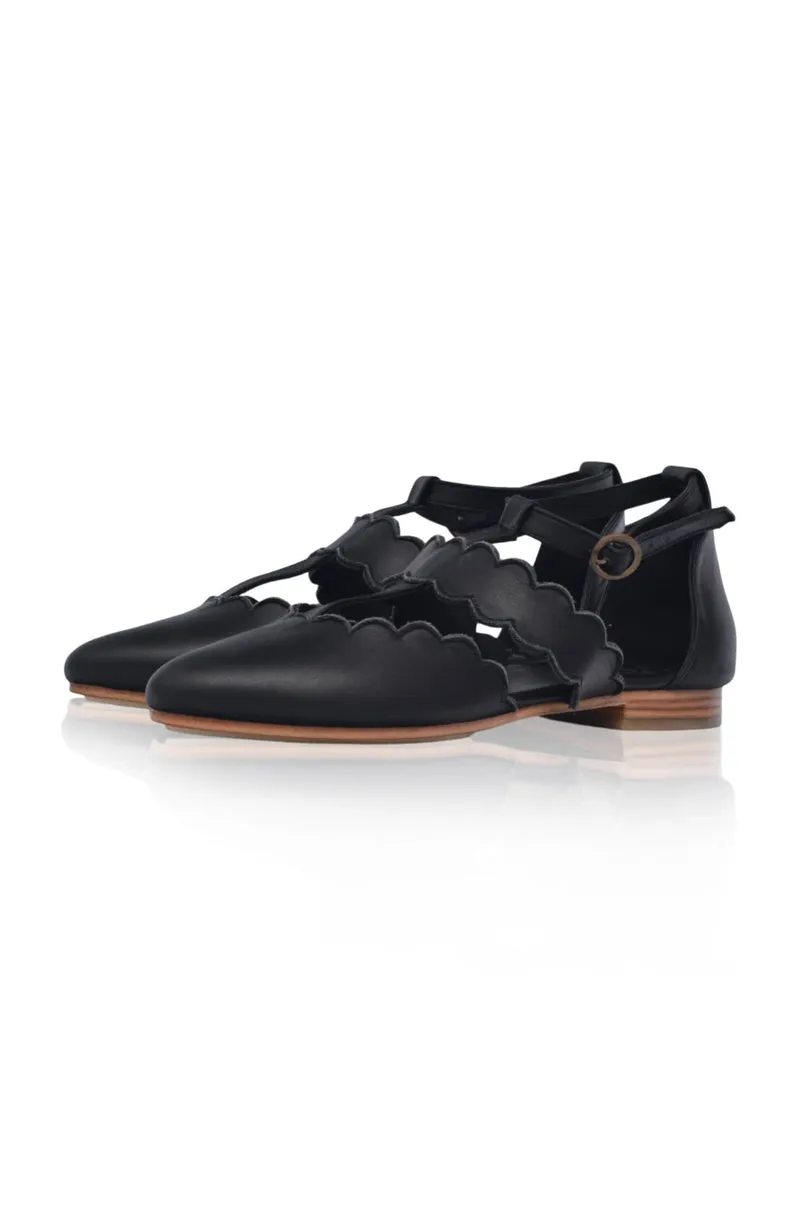 Gardenia Pointy Toe Leather Flats in Black